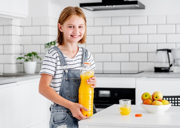 Niña preadolescente en la cocina