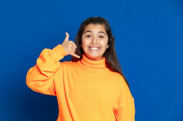 Niña preadolescente con sudadera amarilla