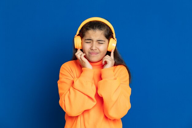 Niña preadolescente con sudadera amarilla