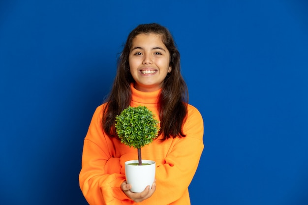 Niña preadolescente con sudadera amarilla