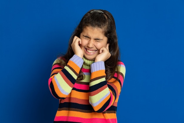 Foto niña preadolescente con sudadera a rayas