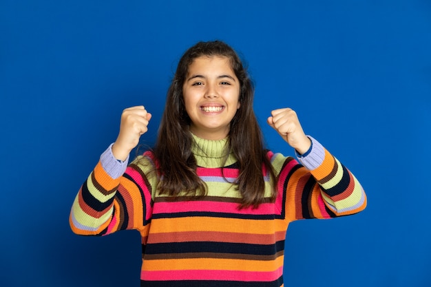 Foto niña preadolescente con sudadera a rayas