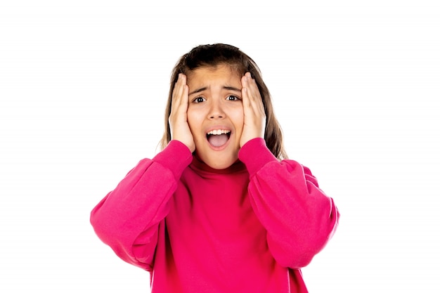 Niña preadolescente con sudadera rosa