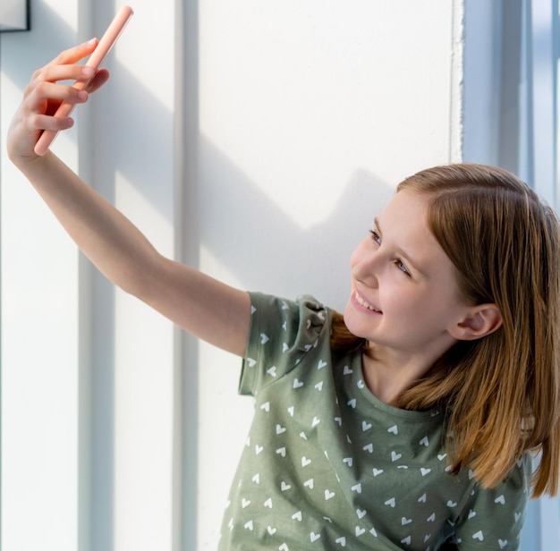 Niña preadolescente con teléfono inteligente