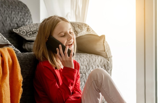 Niña preadolescente con teléfono inteligente