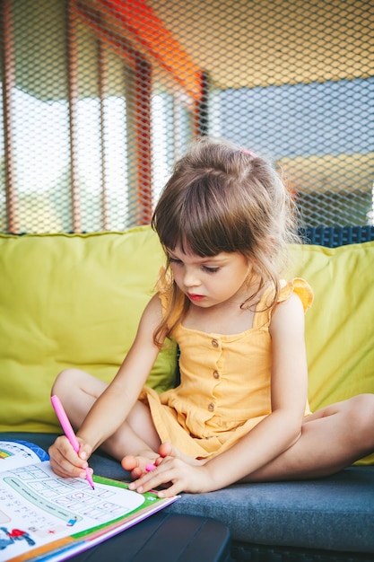 Niña preescolar escribiendo números en el libro de estudio