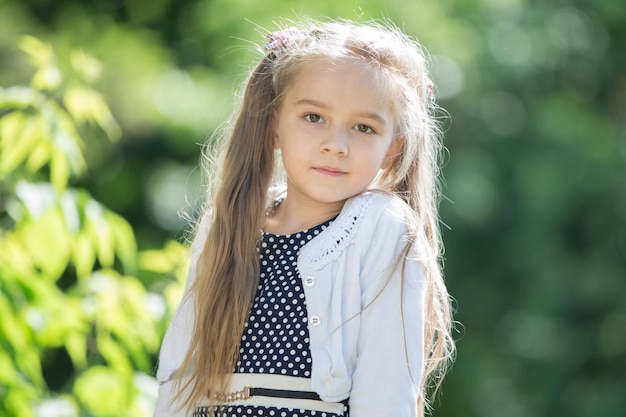 Niña preescolar muy hermosa en la calle