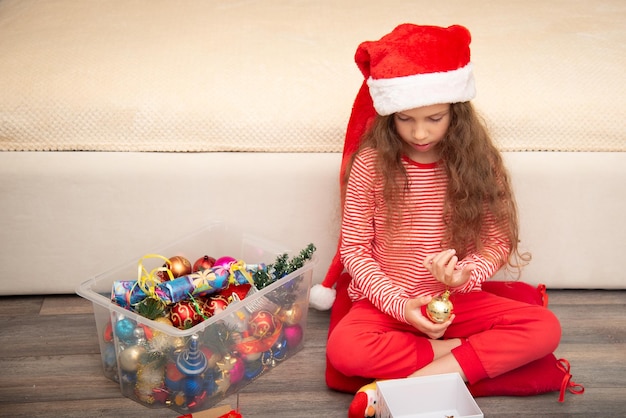 La niña se prepara para celebrar las decoraciones navideñas y de año nuevo.