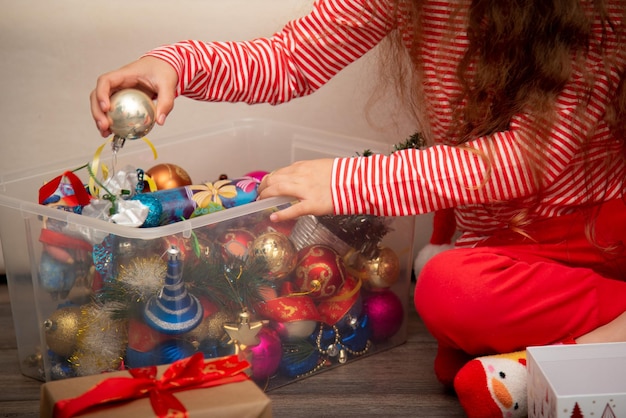 La niña se prepara para celebrar las decoraciones navideñas y de año nuevo.