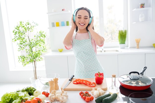 niña preparando el almuerzo en la cocina moderna