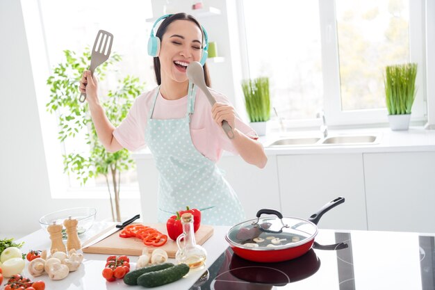 niña preparando el almuerzo en la cocina moderna