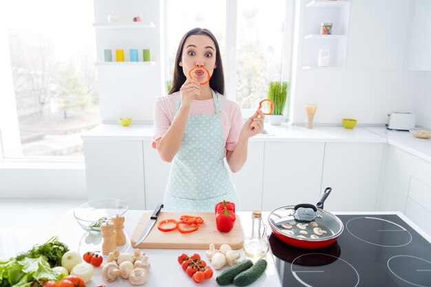 niña preparando el almuerzo en la cocina moderna