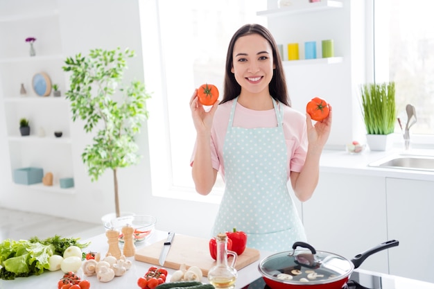 niña preparando el almuerzo en la cocina moderna