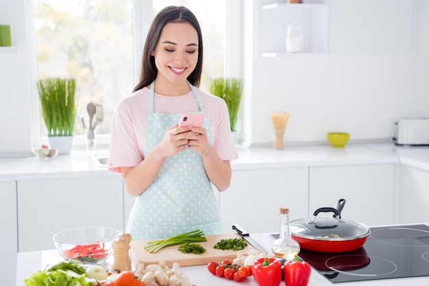 niña preparando el almuerzo en la cocina moderna