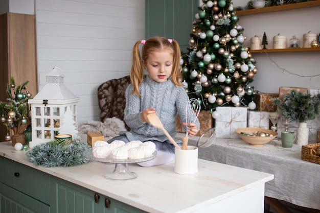 Niña preparando comida de Navidad en casa