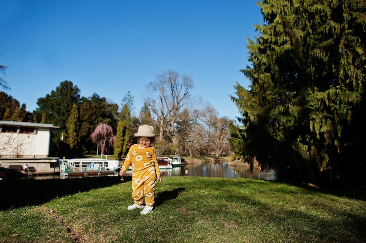 Foto niña en presa lednice república checa