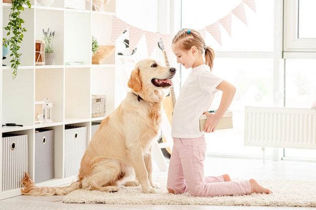 Niña presentando regalo para perro