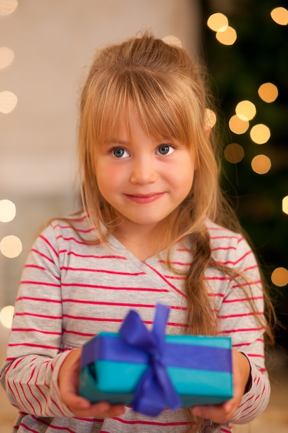 Niña con presente en navidad