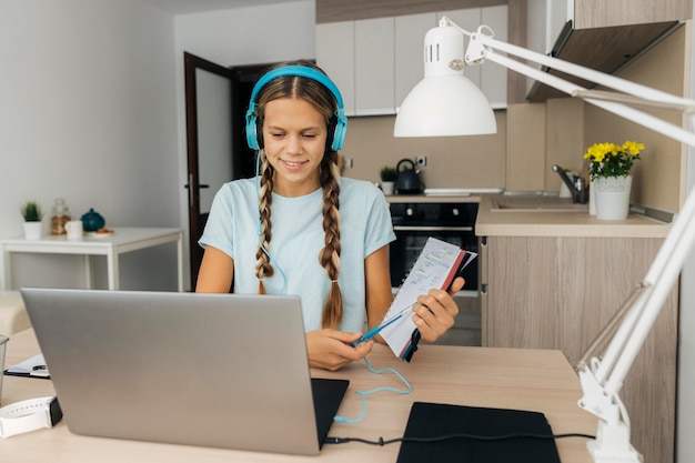 Foto niña prestando atención a la clase en línea