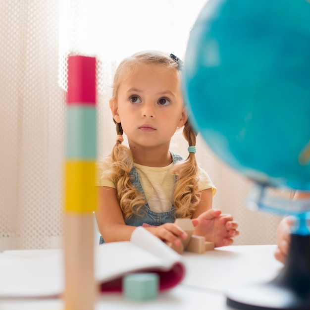 Niña prestando atención en clase