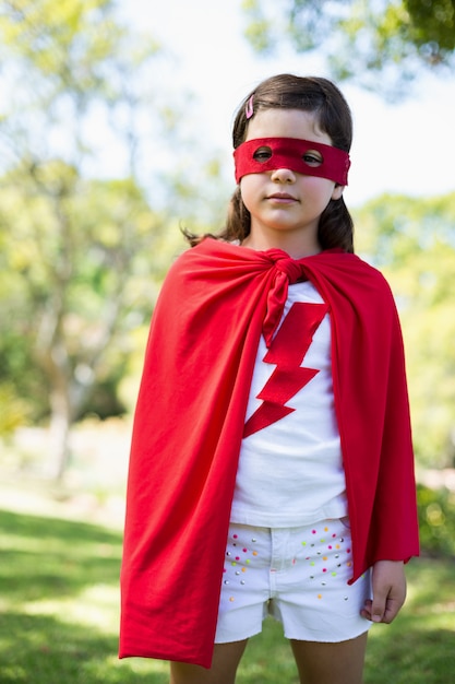 Foto niña pretendiendo ser un superhéroe