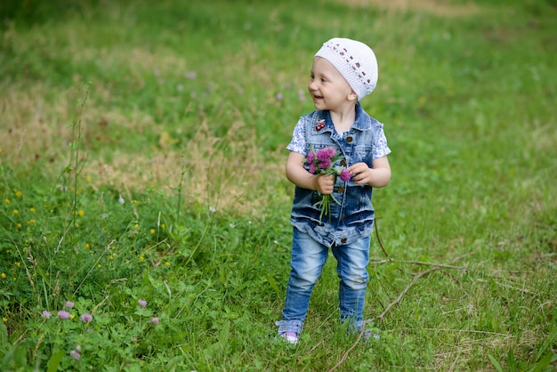 Niña en primavera o verano al aire libre