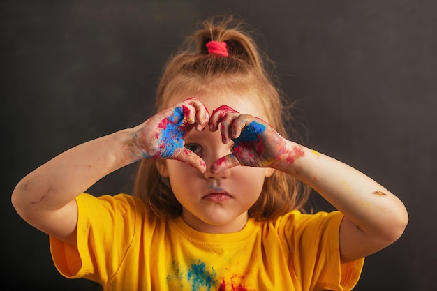 la niña de primer plano dobló los dedos en forma de corazón,