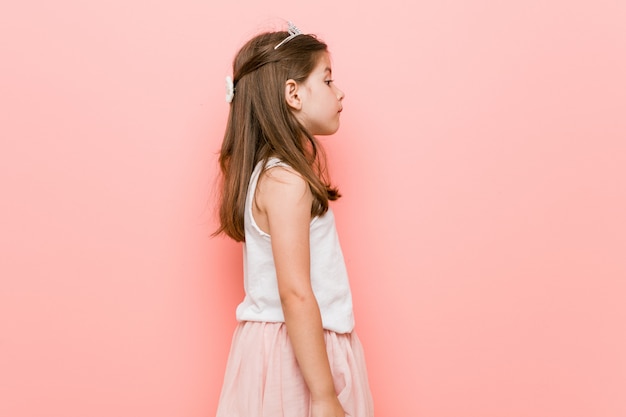 Niña con una princesa mira mirando a la izquierda