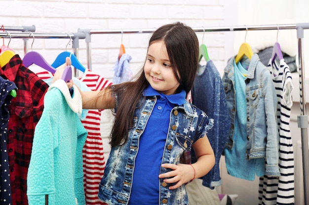 Niña probándose un vestido nuevo