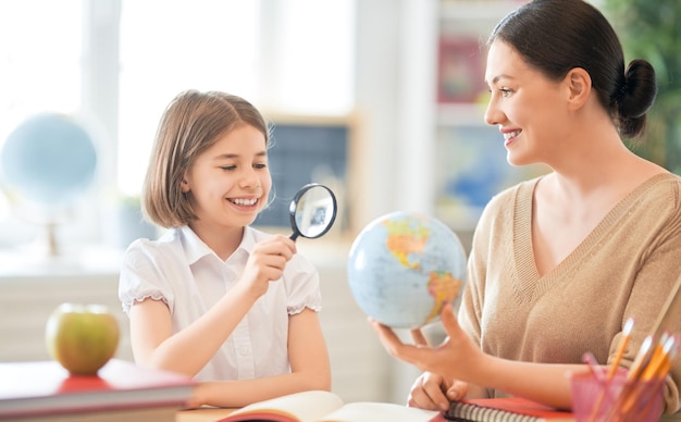 niña, con, profesor, en, aula