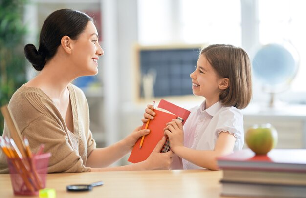 niña, con, profesor, en, aula