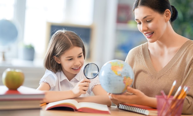 niña, con, profesor, en, aula