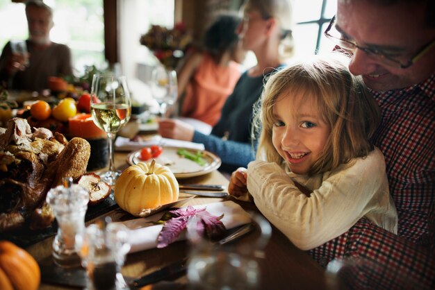 Niña que abraza concepto de la celebración de Thanksgiving del padre