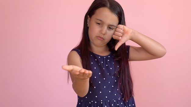 Niña que muestra la escritura en la pared