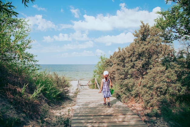 Niña que va a la playa en un mar Báltico