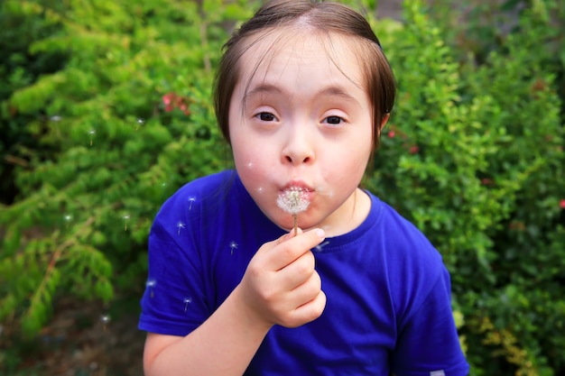 Niña que sopla el diente de león