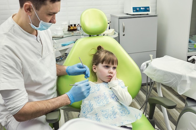 Niña que sufre de dolor de muelas Problema dental