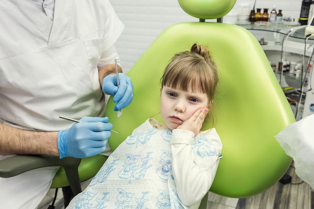 Niña que sufre de dolor de muelas Problema dental