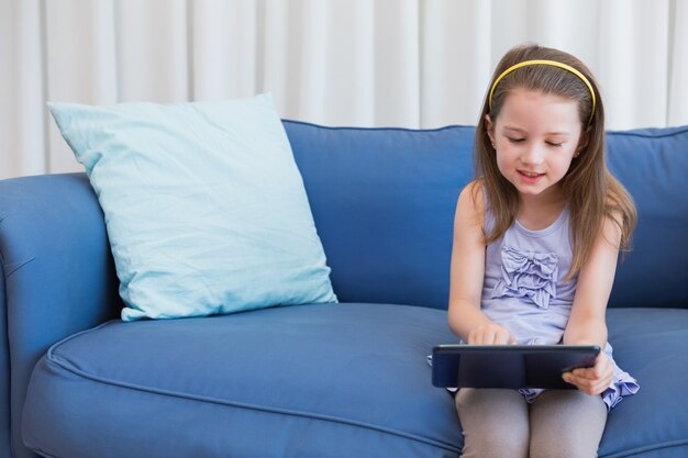 Niña que usa la PC de la tableta