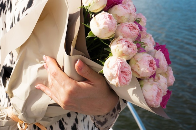 Una niña con un ramo de flores brillantes en un crucero - mar de fondo