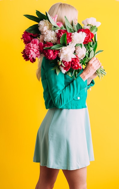 Niña, con, un, ramo de flores