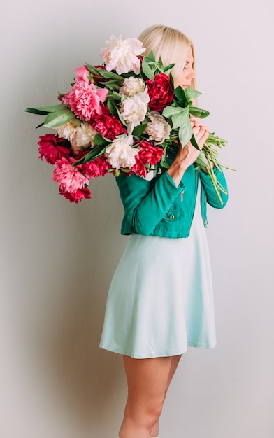 Niña, con, un, ramo de flores