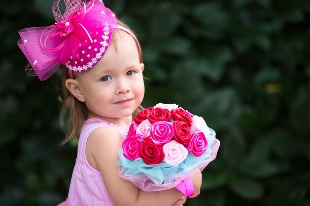 Foto niña con un ramo de novia