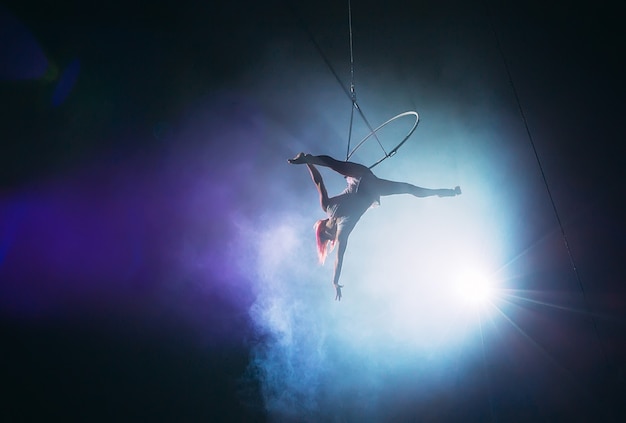 Niña realiza los elementos acrobáticos en el anillo de aire.