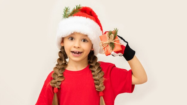 Una niña recibió un regalo para la Navidad.