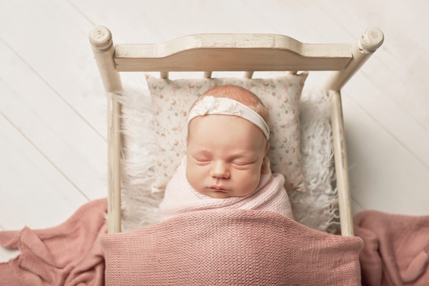 niña recién nacida en un blanco