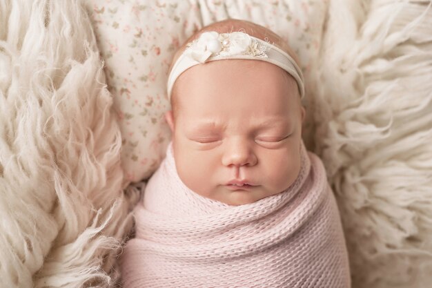 niña recién nacida en un blanco