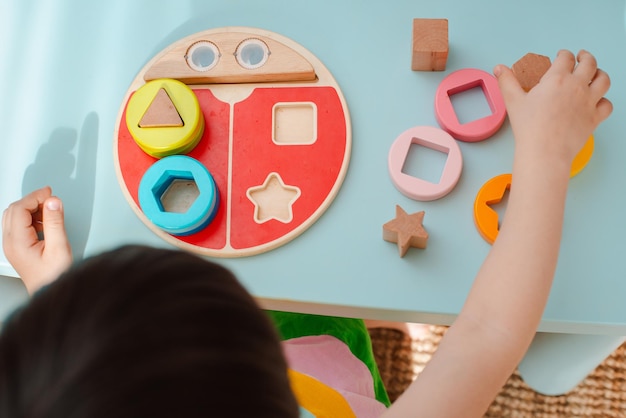 Niña recoge clasificador multicolor de madera Juguetes de madera natural seguro para niños