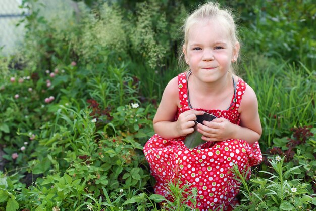 Niña recoge fresas