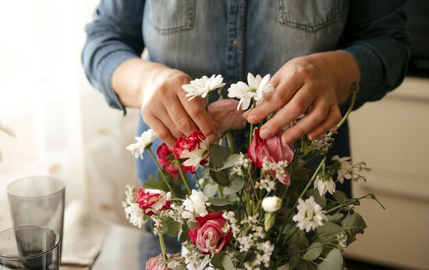 la niña recoge un hermoso ramo de flores